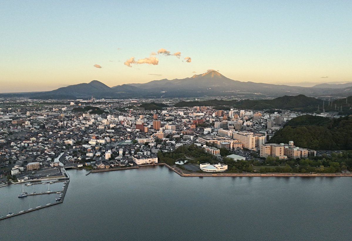 mitusatomiyuki's tweet photo. おつかれさまです^_^
夕暮れ時の大山🗻さん(^｡^)
と錦海（中海）からの夕陽です！

米子港　　2026.8.7 https://t.co/3SH2kezmwQ