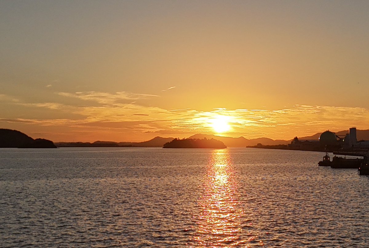 mitusatomiyuki's tweet photo. おつかれさまです^_^
夕暮れ時の大山🗻さん(^｡^)
と錦海（中海）からの夕陽です！

米子港　　2026.8.7 https://t.co/3SH2kezmwQ