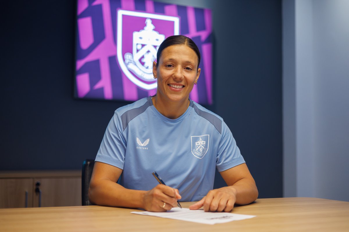AdamGMillington's tweet photo. Rachel Williams, the former Manchester United and Birmingham striker, has joined Burnley from Leicester. https://t.co/0Bb63XVOia