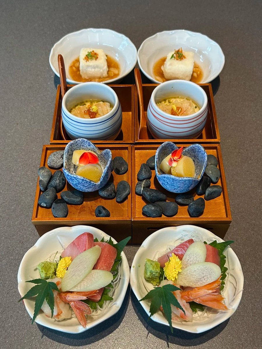 chisa_vincai's tweet photo. 出汁の効いた茶碗蒸しと美しい小鉢の数々、器のセンスも最高だわ。
こういう細かい仕事にこだわる職人さんの美学って、自分の仕事にも通じるものがあるのよね。
五感で味わう夜、最高に満たされるー https://t.co/7ieq5aEDDd