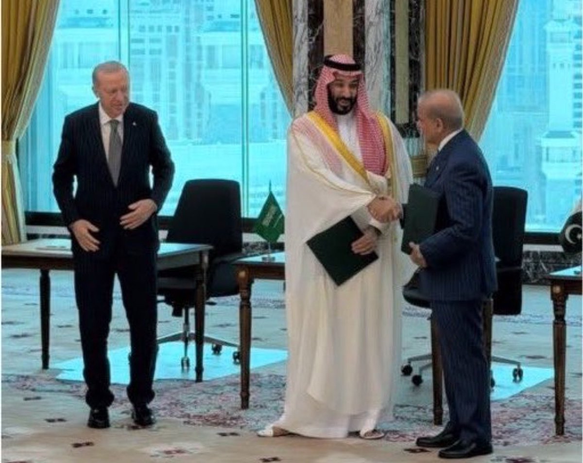 akalghanim11's tweet photo. • تم توقيع ( #اتفاقية_مكة للدفاع المشترك) بين #السعودية و #باكستان و #تركيا قبل قليل.

• وبمناسبة ذلك، نُذكر بما دعونا له وبشرنا به قبل (سنة) في المقال المرفق:

____
"حين تتكلم مكة، وتتحرك إسلام آباد، وتستيقظ أنقرة"
- النهضة -الجيو/سُنّيّة- تملأ فراغ التاريخ.

ليس ما نشهده اليوم مجرّد تبدّل في خرائط النفوذ، أو انكفاء طارئ لقوة إقليمية، بل هو ارتجاج في العمق التاريخي لما يُعرف بـ”المشرق الإسلامي”، بما يحمله هذا المصطلح من حمولة جغرافية وحضارية تتجاوز الإدراك السياسي السائد.
إنّه لحظة انعتاق للمخيال السنّي من قيد الهيمنة الشيعية الإيرانية، وبداية تبلور لكتلة إسلامية آسيوية سُنّية، تستعيد مركزية القرار في الإقليم، وتنهض بوصفها وريثة طبيعية للفراغ.

فالانهيار الإيراني لا يترك مجرّد فراغ في المساحة، بل يُخلي موقع “المركز”، ويفتح المجال لعودة الوعي السُنّي الجيوسياسي من سباته الطويل، لا بوصفه ردّة فعل، بل بوصفه مشروعًا نهضويًا جامعًا.

(المشرق الإسلامي.. من جغرافيا إلى رؤية)
حين نستخدم تعبير “المشرق الإسلامي”، فنحن لا نحيل إلى مصطلح حدودي ساكن، بل إلى حقل جيواستراتيجي متحرّك، يمتد من مياه الخليج إلى جبال القوقاز، ومن هضاب الأناضول إلى وديان كشمير، ومن الحجاز إلى قلب آسيا الوسطى.

هذا الحيّز لم يكن مجرد "خريطة" بل كان دائمًا مسرحًا لمعارك المصير الكبرى:
•من عبور الصحابة إلى فارس،
•إلى تصدّي العثمانيين للصفويين،
•إلى انهيار الدولة المغولية الإسلامية،
•إلى الحروب الحديثة بين السنّة والهيمنة الصفوية الجديدة التي رفعت راية “الثورة” ولبّستها (لبوس المهدوية).

المشرق الإسلامي هو عقدة الطرق، وعقدة العقائد، وعقدة القوى… وهو اليوم يُعاد تحريره من (قبضة المركز الطهراني) الذي شارف على الانكسار.

(إيران… حين يبدأ التشقق من المركز)
لم يعد تفكك إيران فرضية استشرافية، بل تحول إلى عملية جارية، تتآكل من الداخل كما تتآكل الشجرة من سوسها، ومن الخارج كما تتداعى القلاع حين يتخلى عنها حلفاؤها.
ويمكن رصد مقومات تفكك جغرافية إيران على أربعة مستويات في حال قررت القوى الأطلسية شن حربها عليها:
1)التآكل الداخلي: تعددية قومية ترفض الانصهار في بوتقة الفرس (بلوش، أكراد، عرب، أذريين).
2)الانهيار الاقتصادي: عقوبات، تهريب، فساد، واحتكار ثروات بيد الحرس الثوري.
3)السقوط الخارجي: انكفاء في سوريا، مأزق في العراق، صراع مع الحوثي، فقدان المبادرة في لبنان.
4)أفول الرسالة العقائدية: من “ثورة المستضعفين” إلى “إمبراطورية المرتزقة”، ومن “الولاية” إلى “الوصاية”، ومن حلم الخلاص إلى واقع الارتطام.

وهنا، تمامًا، يبدأ التاريخ في التثاؤب من جديد… ليستيقظ وعيٌ سُنيٌّ، لم يعد يقبل أن يبقى تابعًا في جغرافيا كان يومًا قلبها النابض.

(المحور الجيو/سُني… حين تتحد الوظائف وتتكامل الأدوار)
في لحظة الانكفاء الإيراني، لا تنهض الفُرقة، بل يتقدّم الائتلاف السنّي، لا من بوابة العقيدة فقط، بل من بوابة الجغرافيا والسيادة والدولة.

1)السعودية: قلب المحور ومركز ثقل الأمة:
تمسك بزمام المبادرة، وتمتلك رصيد الشرعية الدينية والاقتصادية والاستراتيجية.
هي الحاضنة للمدّ السني، وقائدة “رؤية الاستقرار السنّي” في وجه الفوضى التي خلّفها التغوّل الصفوي.

2)تركيا: الذراع الصناعي والعسكري للأمة:
ما بين أنقرة وأرضروم، تصاغ مفاهيم جديدة للجيوش الإسلامية الحديثة.
هي جسر التاريخ إلى آسيا الوسطى، وموازِن حيوي ضد الأطماع الروسية والإيرانية في القوقاز.

3)باكستان: درع المشرق الشرقي:
بقوتها النووية، وعُمقها في كشمير وأفغانستان، تمثّل الحارس الشرقي للمشرق الإسلامي.
هي ذات تأثير ثقافي/أيديولوجي عميق، وتشكل صلة الربط بين الخليج وشرق آسيا.

(نهضة سُنيّة أم صحوة تاريخية؟)
التحوّل الجاري ليس مجرد تحالف وظيفي لمواجهة خطر، بل هو:
•استعادة للمركزية السُنّية بعد عقود من التحجيم.
•توحيد للجغرافيا الإسلامية الآسيوية في تكتل قابل للحياة.
•إعادة تعريف لوظيفة الدين في الدولة: من التوظيف العقائدي الطائفي (كما فعلت إيران)، إلى الدين بوصفه عنصرًا ضابطًا للهوية، لا مفجّرًا لها.
•نهضة اقتصادية/سيادية/عسكرية إسلامية ذات طابع إقليمي، لا خاضعة لنيوكولونيالية الغرب ولا لمغامرات الشرق.

(من رد الفعل إلى مشروع الخلافة الجغرافية)
هذه النهضة الجيو/سُنيّة (ليست بديلًا عن دولة الخلافة الإسلامية، ولا ادعاءً لها) لكنها قد تلعب دور جيوسياسي وازن لها.

إنّنا ننتقل من مرحلة الدفاع الطارئ إلى مرحلة إعادة التموضع السيادي، حيث تتجه القوى السنّية للسيطرة على الحيّز الجغرافي، والتحكم بممرات الطاقة، وقيادة شبكات التأثير الناعم، وفرض الإيقاع على التوازنات الكبرى.

(من رُكام فارس، تُبنى أمةٌ من جديد)