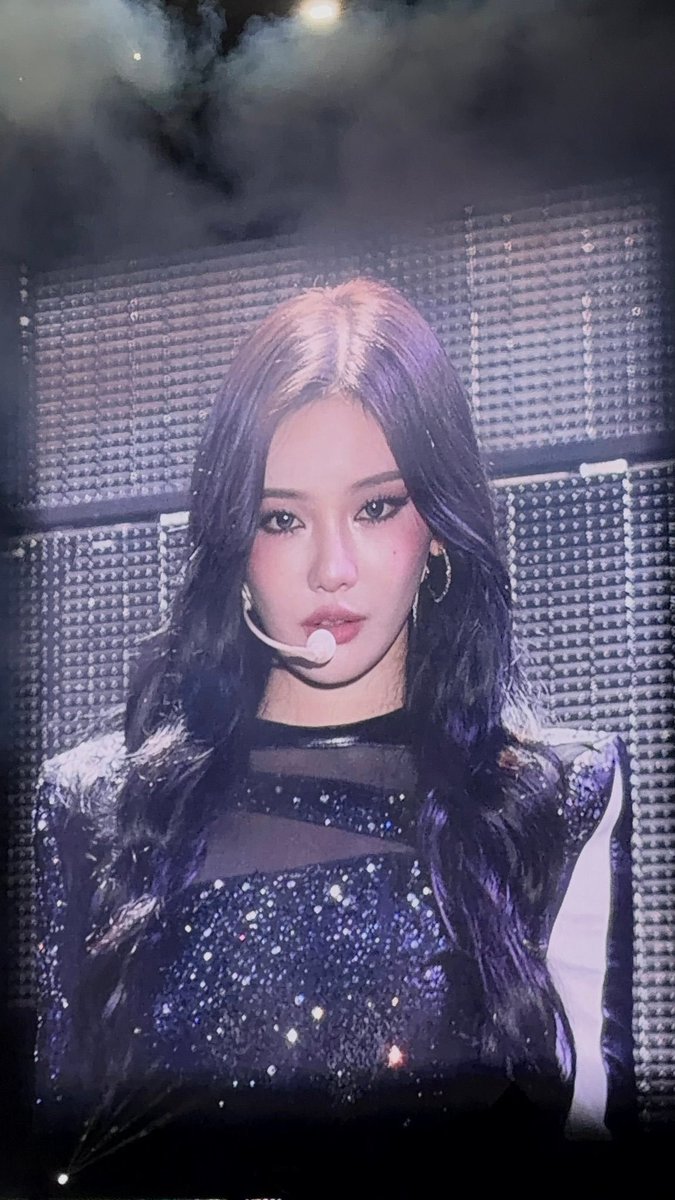 yizhuodaily's tweet photo. she's always gonna serve face on a giant screen 

NINGNING SOLO4
#NINGNING_NewSolo #NINGNING https://t.co/ENRHPsXJvg