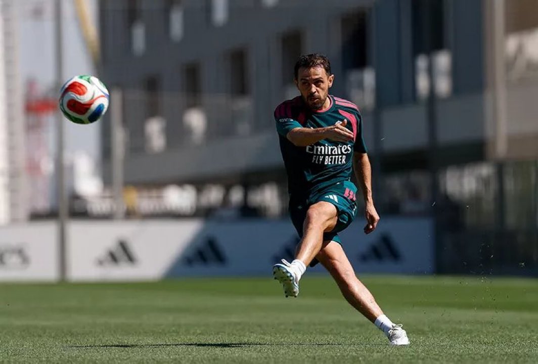 MarioHurtadoRM's tweet photo. Bernardo Silva cuando juegue en el medio:

- Si se la paso a Camavinga la deja pasar y se va el balón fuera porque no sabe ni controlar.

- Si se la paso a Tchouameni va a mandar una piedra que igual desmonta a alguien.

- Si se la paso a Fede Valverde solo va a correr para alante como pollo sin cabeza.

QUE HAGO?????? QUE COÑO HAGO????