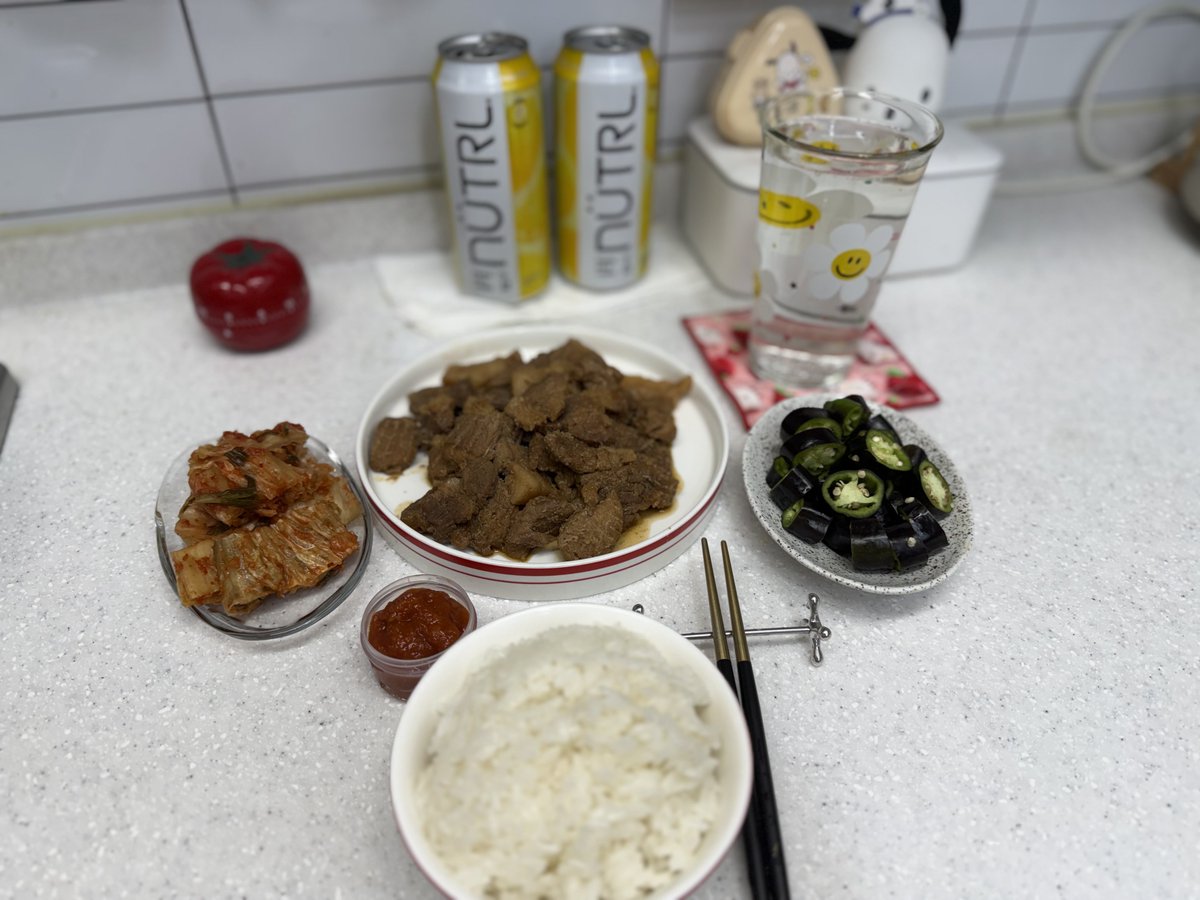 charm_19901227's tweet photo. 너무 더운 오늘 퇴근 후 갈비로 몸챙기고 
뉴트럴과 함께 에어컨 앞에서 천국중 ❤️
 #smileupforyou https://t.co/BujtWdAboX