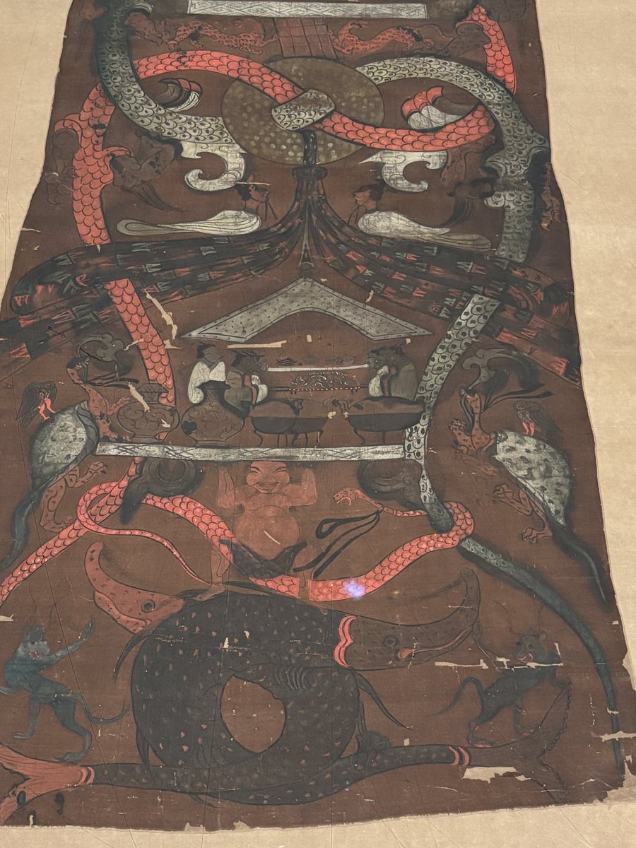 Shuimo24maru's tweet photo. 上海美術館にて馬王堆展。1号墓帛画のモノホンが出てる…。中国最古の絹画、1枚絵としても最古級。ここまで画像イメージと現物のギャップが大きい作品も久々。修復済み？なほど彩色がガッツリ残る、拙上手い不思議な絵。1枚で台北故宮三宝に匹敵するレアさな気がするが、こちらは日本人客全然いない。 https://t.co/ccJjQSfGVZ