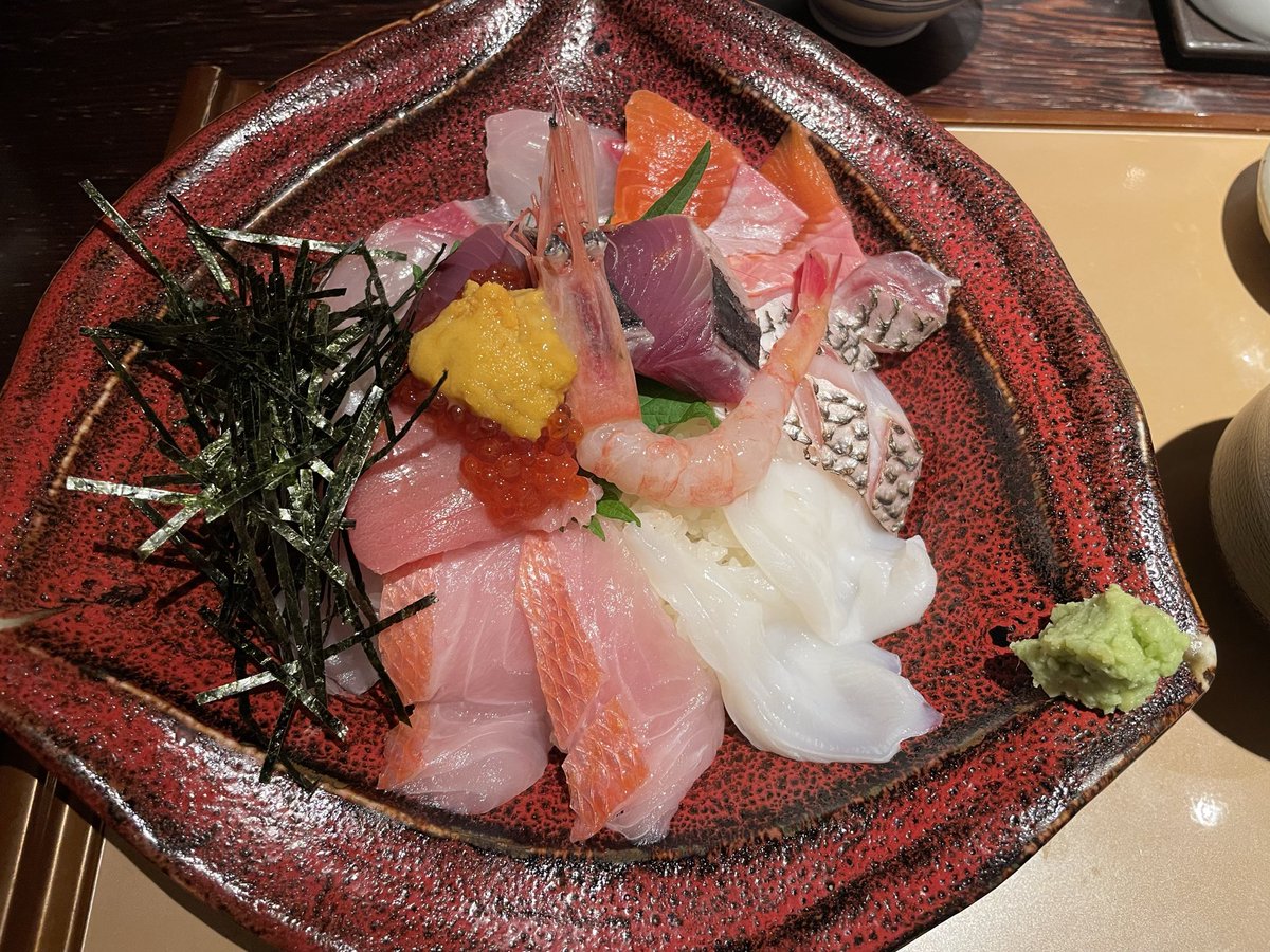 Oyamasho's tweet photo. 福井市で海鮮丼。どの魚も本当に美味で大満足。 https://t.co/QLY2KUpxFt