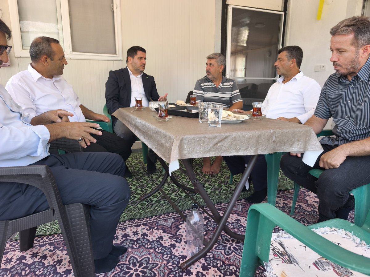 MSerifDurmaz's tweet photo. Kumluca programımız kapsamında, alın teriyle toprağı işleyen çiftçimiz Aygün Turan abiyi mütevazı bahçesinde ziyaret ederek misafiri olduk.

Sohbetimizde çiftçilerimizin karşılaştığı sorunları, tarımsal üretimin önemini ve bölgemizin ihtiyaçlarını değerlendirdik. https://t.co/JevCkstUAy