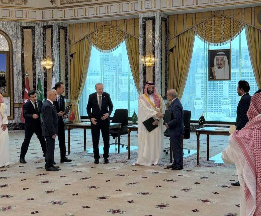 Wa7daa_1's tweet photo. يوقف التاريخ لك وقفة ذهول ..
من سِواك اللي على العليا رقى 🇸🇦 https://t.co/1lWGLsLOGr