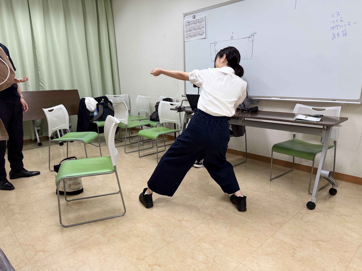swallosu's tweet photo. #すわろす
『 #あっちむいてひょい』
先日初通しをしました！

3,4枚目は謎の動きに見えますが、謎でも何でもなく、本編でこのくらい動いてはっちゃけます🎶

ご予約お待ちしております👇
https://t.co/Jin5uibBg0
#名前のない演劇祭D https://t.co/IILSaoxRHh