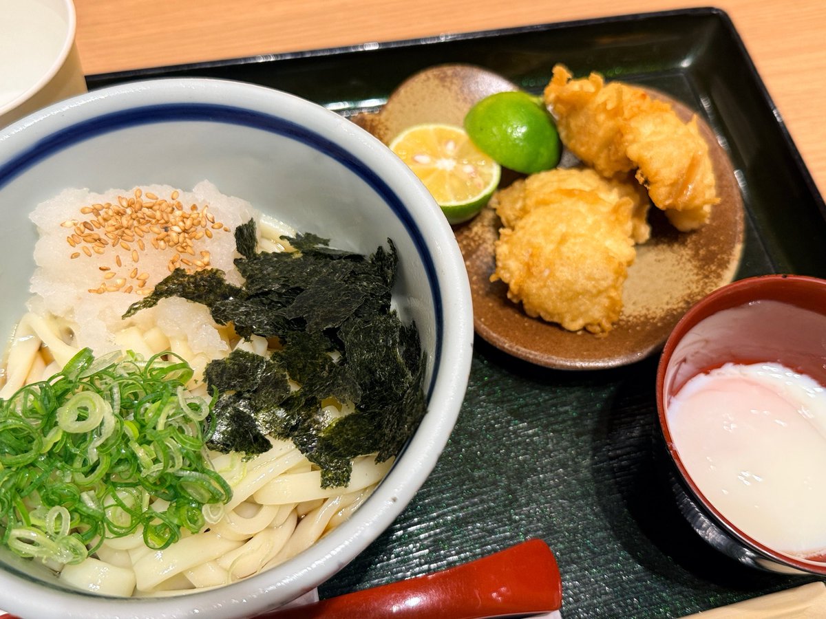 keko37_Private's tweet photo. ボーディングタイムまで30分あったので、そう言えば関西帰ってきたのにうどん食べてなかった事に気がつき、『揚げたてハモ天ぷらと、冷やしおろしうどん+温玉のせ』に酢橘をたっぷり絞ってキメテやった。

夏はやっぱりハモなんだよなぁ…。

さ、乗ったし帰るぞ。 https://t.co/1zDD4dOrtB
