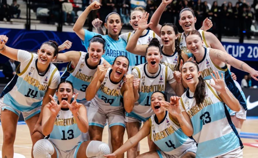 CAD_Deportes's tweet photo. ARGENTINA ASEGURÓ SU CLASIFICACIÓN A LA AMERICUP 2027 TRAS UN ARRANQUE PERFECTO EN EL SUDAMERICANO

La selección argentina femenina de básquet comenzó con autoridad su participación en el Campeonato Sudamericano que se disputa en Zárate y, gracias a dos contundentes victorias en sus primeras presentaciones, selló de manera anticipada su clasificación a la AmeriCup de El Salvador 2027.

Nota completa en nuestra web 👉https://t.co/YXd5mx0FaB