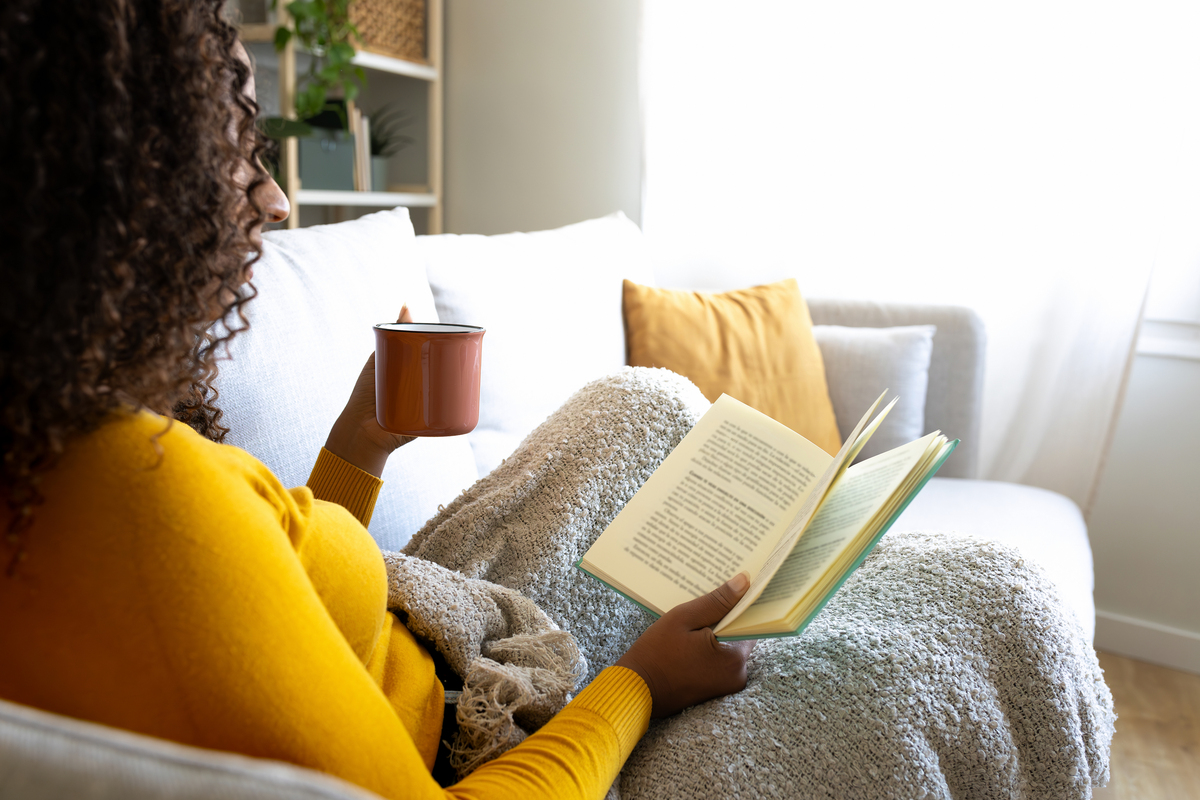 mary48cp1's tweet photo. Enjoying a lazy Sunday afternoon with a warm cup of tea and my favorite novel—this is the little joy I need to recharge https://t.co/G9gAI6VY1l