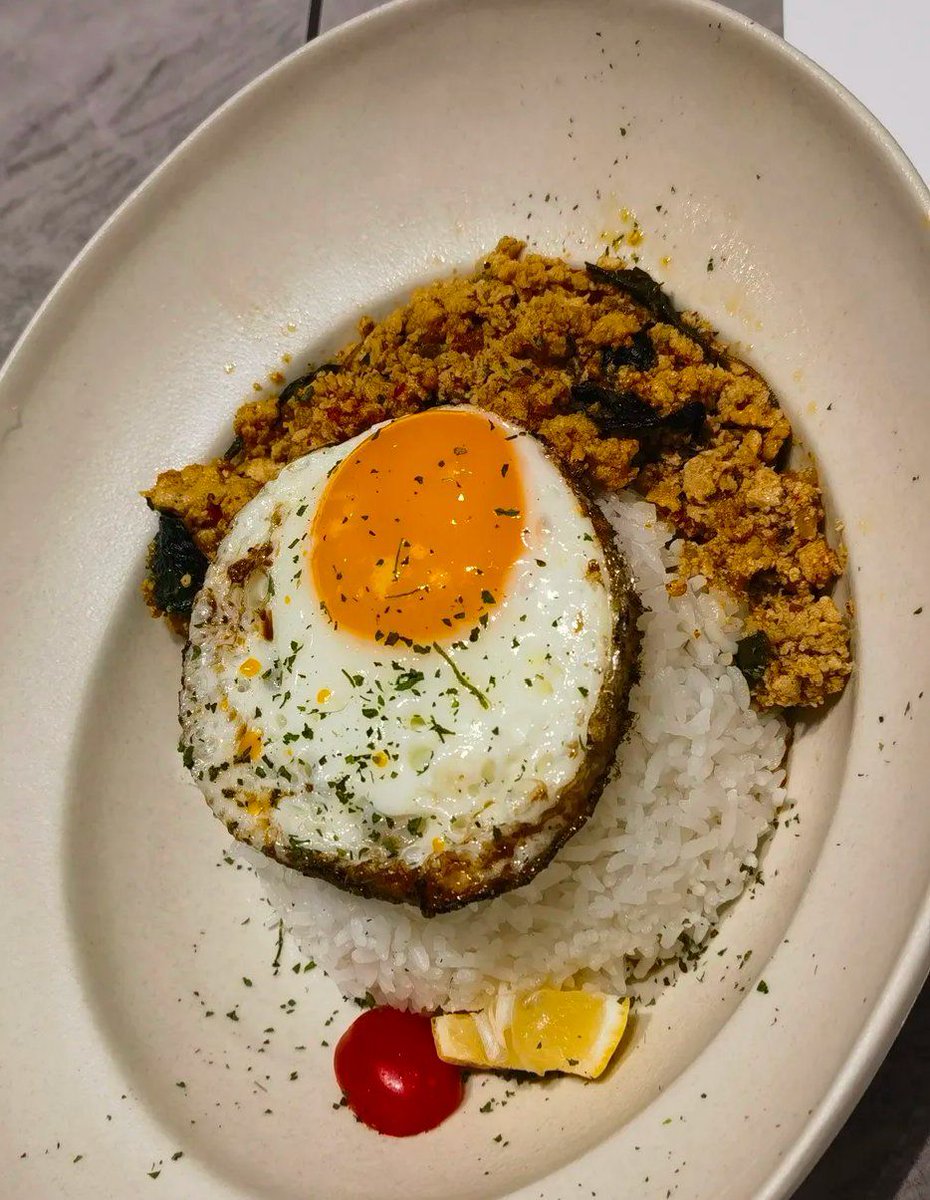 1985SAMO1690's tweet photo. Loved every bite of this spicy Thai basil chicken bowl! Fresh herbs, fragrant rice, and that perfect kick—total comfort with an exotic twist. https://t.co/ez58sjMihX