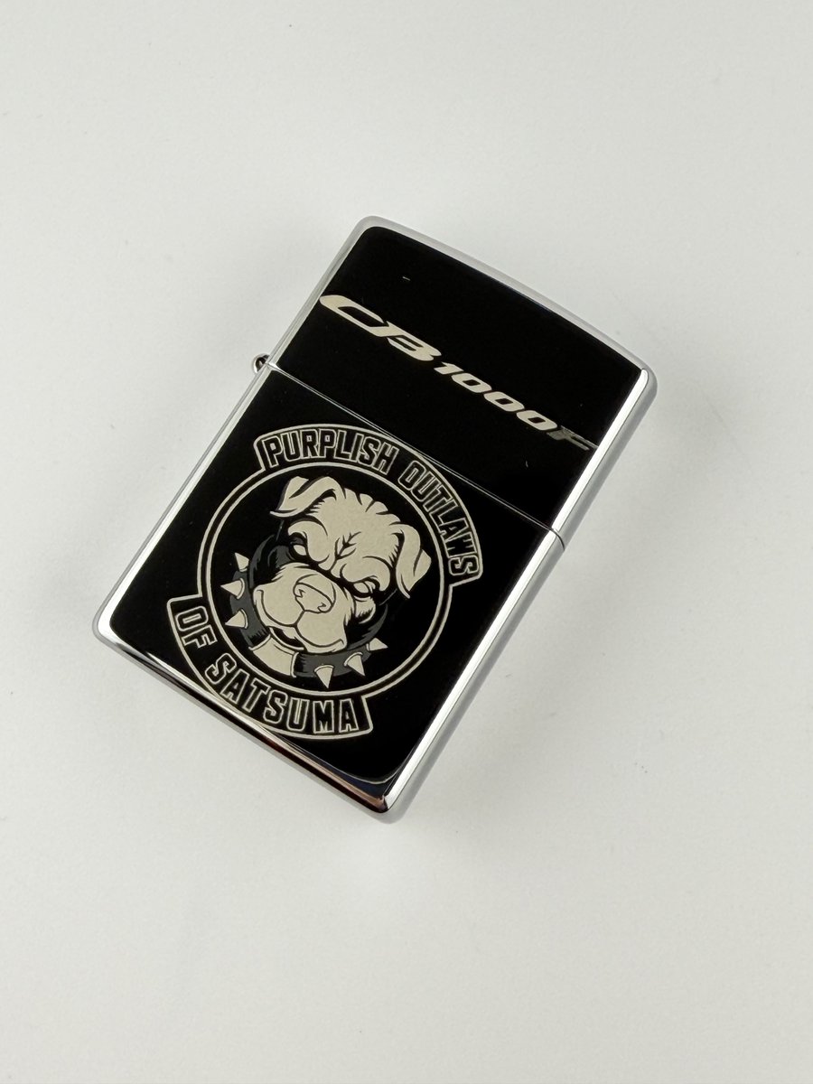 craftmangift's tweet photo. 🖤 ワイルド全開のブラックZippo🔥
スパイク首輪の強面ブルドッグが睨みを利かせる、アウトロー感満載のデザイン!
ホンダCB1000F乗り&薩摩の誇りを感じる一品です🐶💪
黒×シルバーのコントラストが最高にカッコいい…
#Zippo #ジッポ #Zippoライター #CB1000F #ホンダ #PURPLISH #OUTLAWS https://t.co/cF7mIFyH18