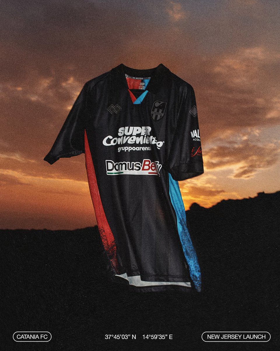 ErreaOfficial's tweet photo. L’altra anima etnea.

La nuova maglia Third del @cataniafc_, firmata Erreà Creative Lab, reinterpreta le bande rossazzurre in nero e antracite, tra pietra lavica e richiami al mare e all’Etna.

#ErreàSport #CreativeLab https://t.co/aCllZi21TQ