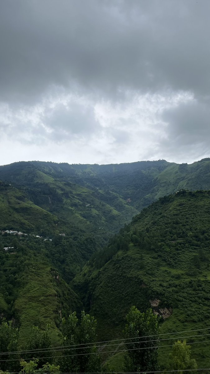 Waleiddddd's tweet photo. Mountains under clouds>>> https://t.co/fJSi8P2key