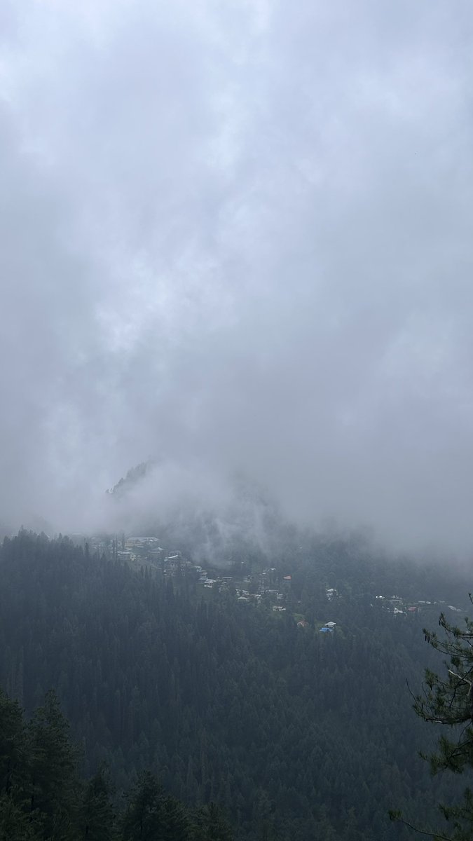 Waleiddddd's tweet photo. Mountains under clouds>>> https://t.co/fJSi8P2key
