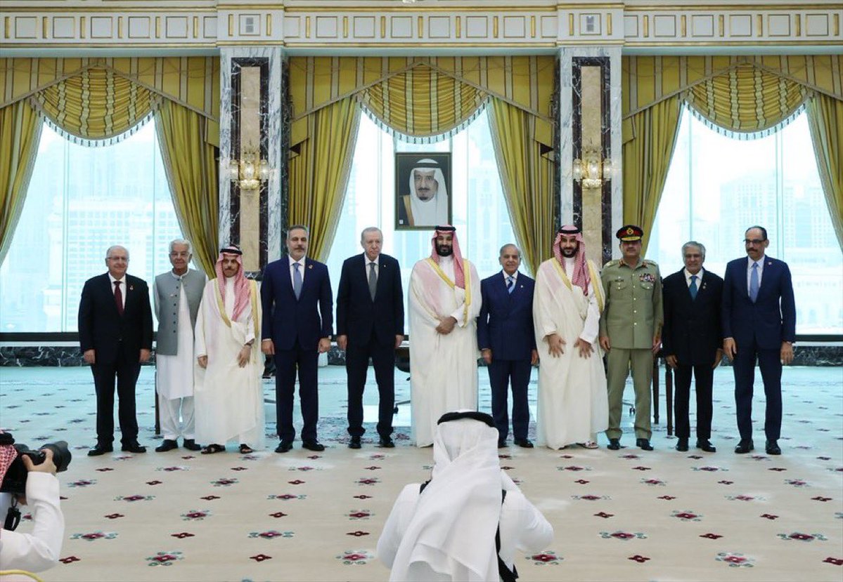 TurkiyeGlobe's tweet photo. BIG Three 🚨🚨
Turkish President Erdogan, Saudi Crown Prince Mohammed bin Salman, and Pakistani Prime Minister Shehbaz Sharif sign a trilateral defense agreement in the Saudi city of Mecca. https://t.co/MwMs7nwQF4