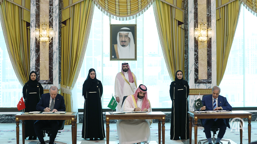 anadoluagency's tweet photo. 🇹🇷🇸🇦🇵🇰 Turkish President Recep Tayyip Erdogan, Saudi Crown Prince Mohammed bin Salman and Pakistani Prime Minister Shehbaz Sharif sign joint defense agreement in Mecca https://t.co/IJk01QIN8V