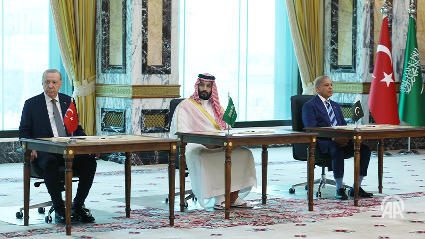 anadoluagency's tweet photo. 🇹🇷🇸🇦🇵🇰 Turkish President Recep Tayyip Erdogan, Saudi Crown Prince Mohammed bin Salman and Pakistani Prime Minister Shehbaz Sharif sign joint defense agreement in Mecca https://t.co/IJk01QIN8V