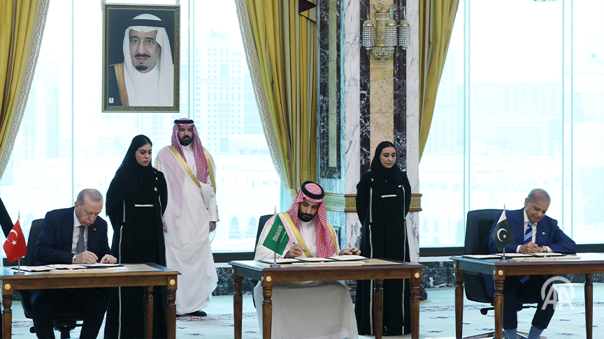 anadoluagency's tweet photo. 🇹🇷🇸🇦🇵🇰 Turkish President Recep Tayyip Erdogan, Saudi Crown Prince Mohammed bin Salman and Pakistani Prime Minister Shehbaz Sharif sign joint defense agreement in Mecca https://t.co/IJk01QIN8V