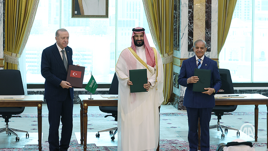anadoluagency's tweet photo. 🇹🇷🇸🇦🇵🇰 Turkish President Recep Tayyip Erdogan, Saudi Crown Prince Mohammed bin Salman and Pakistani Prime Minister Shehbaz Sharif sign joint defense agreement in Mecca https://t.co/IJk01QIN8V