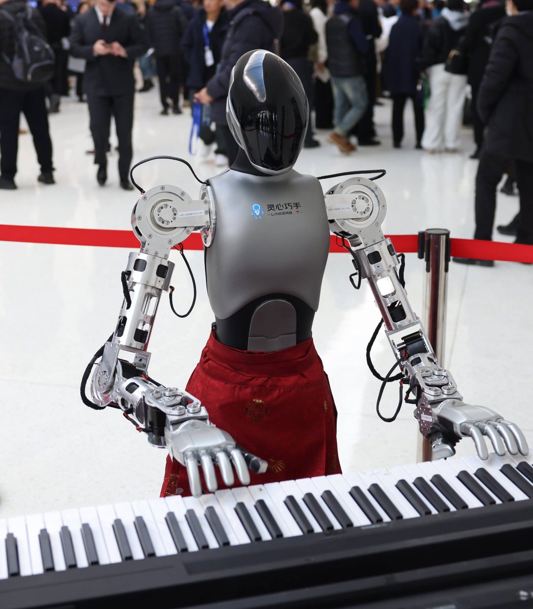 pubity's tweet photo. Daft Punk's Thomas Bangalter criticizes using AI to create music.

He argues the results-driven approach of AI misses out entirely what he's most passionate about in music: the creative process. https://t.co/TI24Vwr6mx