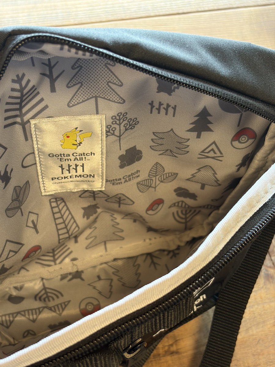 RiLuk7's tweet photo. 普段キャラもの買わないけど、大人可愛くてちょっと前に買っちゃったやつ〜　たまたまipad mini も入ってよかった❣️キャンプ用のだけど普段使いする〜🏕️ https://t.co/qiDwbKOr2M