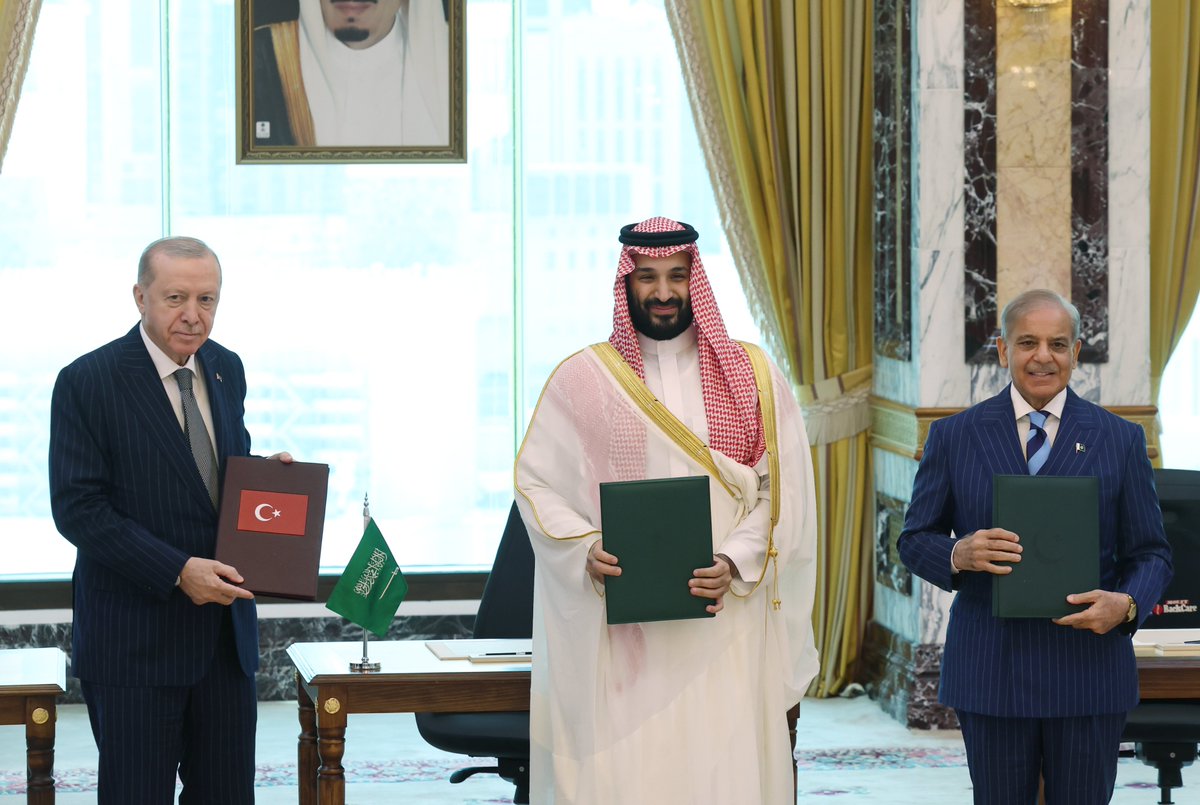 anadoluajansi's tweet photo. Cumhurbaşkanı Erdoğan, Suudi Arabistan Veliaht Prensi Selman ve Pakistan Başbakanı Şerif, Türkiye-Suudi Arabistan-Pakistan üçlü savunma anlaşmasını imzaladı https://t.co/yuuxAPq6fe