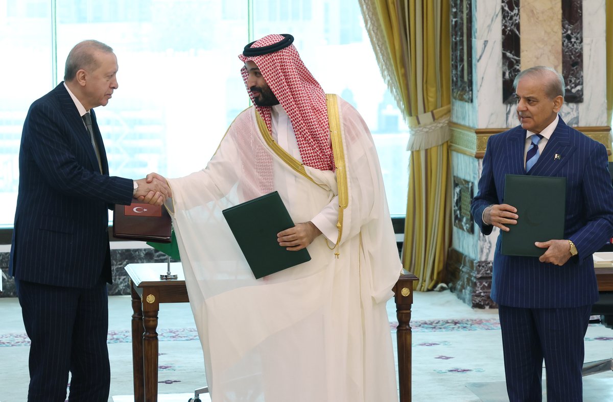 anadoluajansi's tweet photo. Cumhurbaşkanı Erdoğan, Suudi Arabistan Veliaht Prensi Selman ve Pakistan Başbakanı Şerif, Türkiye-Suudi Arabistan-Pakistan üçlü savunma anlaşmasını imzaladı https://t.co/yuuxAPq6fe