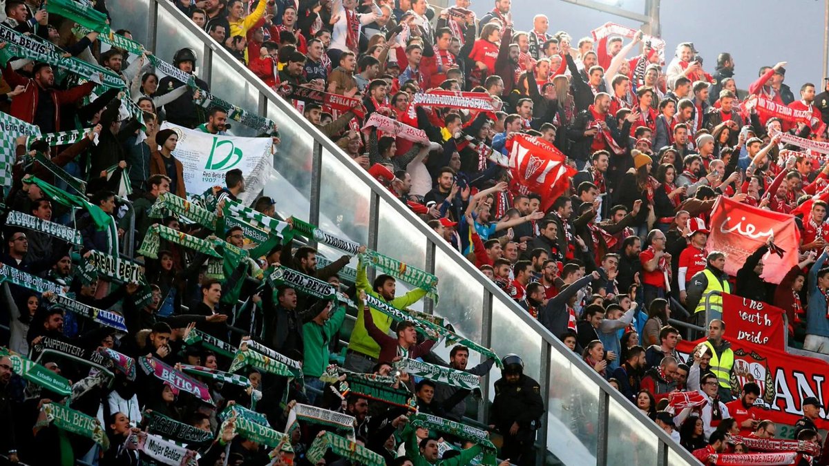 alvaritomfs's tweet photo. 😡 Fútbol de ricos. 𝗟𝗼𝘀 𝗽𝗿𝗲𝗰𝗶𝗼𝘀 𝗱𝗲 𝗹𝗮 𝗩𝗘𝗥𝗚Ü𝗘𝗡𝗭𝗔. Y los aficionados, más castigados.

💰El precio medio de una entrada visitante en España es de casi 37 €. Las entradas más económicas 𝘀𝗲 𝗵𝗮𝗻 𝗲𝗻𝗰𝗮𝗿𝗲𝗰𝗶𝗱𝗼 𝗲𝗻 𝘂𝗻 𝟮𝟱%, mientras que en grandes partidos se superan los 120 euros €.

📈 En España 16 equipos tienen un acuerdo para dar 300 entradas a 30€. 300. Una MISERIA. Mientras la UEFA exige reservar un 5% de la capacidad para visitantes, la media de Primera División es 𝐮𝐧 𝐋𝐀𝐌𝐄𝐍𝐓𝐀𝐁𝐋𝐄 𝟏'𝟔𝟖%.

🏟️En los recintos de mayor capacidad, el recorte es todavía más grave. El Madrid da un 0,75% de aforo. El Atlético, un 0,80% y el Barcelona un 1,04%.
En los derbis entre 

🤐 Sevilla y Betis acude 𝗹𝗮 𝘁𝗲𝗿𝗰𝗲𝗿𝗮 𝗽𝗮𝗿𝘁𝗲 de lo que se permitía hace unos años. Un reparto indigno para la ciudad más futbolera de España. En público general la más barata del último derbi fue de 118 euros. Todo ello sin hablar de la vergüenza de los recibimientos.

❌ Pero más grave todavía es lo de la Copa del Rey. El precio medio de la final es de 205 euros. ¡Han subido casi un 25%! La entrada más barata costó 133. Acudir a la final de la FA Cup en Wembley, unos 58 €. Y si caemos en las pantomimas del fútbol en Arabia o EEUU...

⚔️Este es el fútbol que se nos está quedando. Solo para los ricos. Solo negocio. Amordazando a los que de verdad les duele esto. Con precios por encima del nivel de vida medio. Y por supuesto, con la connivencia de los clubes. ¿Hasta cuándo?