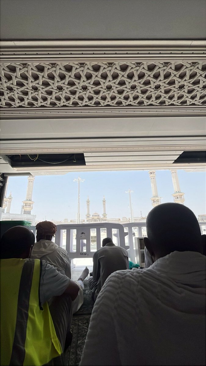 i171c's tweet photo. اللهم في يوم الجمعة وانا امام بيتك الحرام أسألك أن ترحم جدي عميقان وولد عمي عميق فقد كانوا من أغلى الناس على قلبي فأبدل فراقهم نعيما دائما واجعل قبريهما روضة من رياض الجنة واغفر لهما وارفع درجاتهما واجمعني بهما في الفردوس الأعلى حتى تقر عيني بلقائهما يا أرحم الراحمين❤️ https://t.co/heb13Xg38V