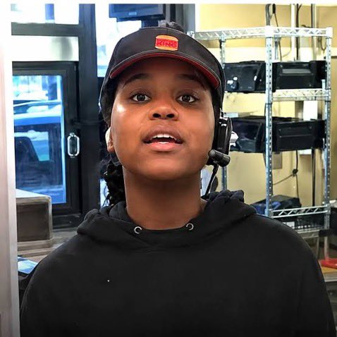 FrenchRapUS's tweet photo. 🚨 Arianna, une employée de Burger King, a été LICENCIÉE après avoir dit « Free Palestine » à un client israélien… 

Ce licenciement s’est retourné contre BK : la cagnotte de soutien à Arianna a déjà dépassé les 170 000 euros 🤯

Et le plus beau dans tout ça ? Au lieu de tout garder, elle a choisi de reverser le surplus à des familles de Gaza 👏🏼