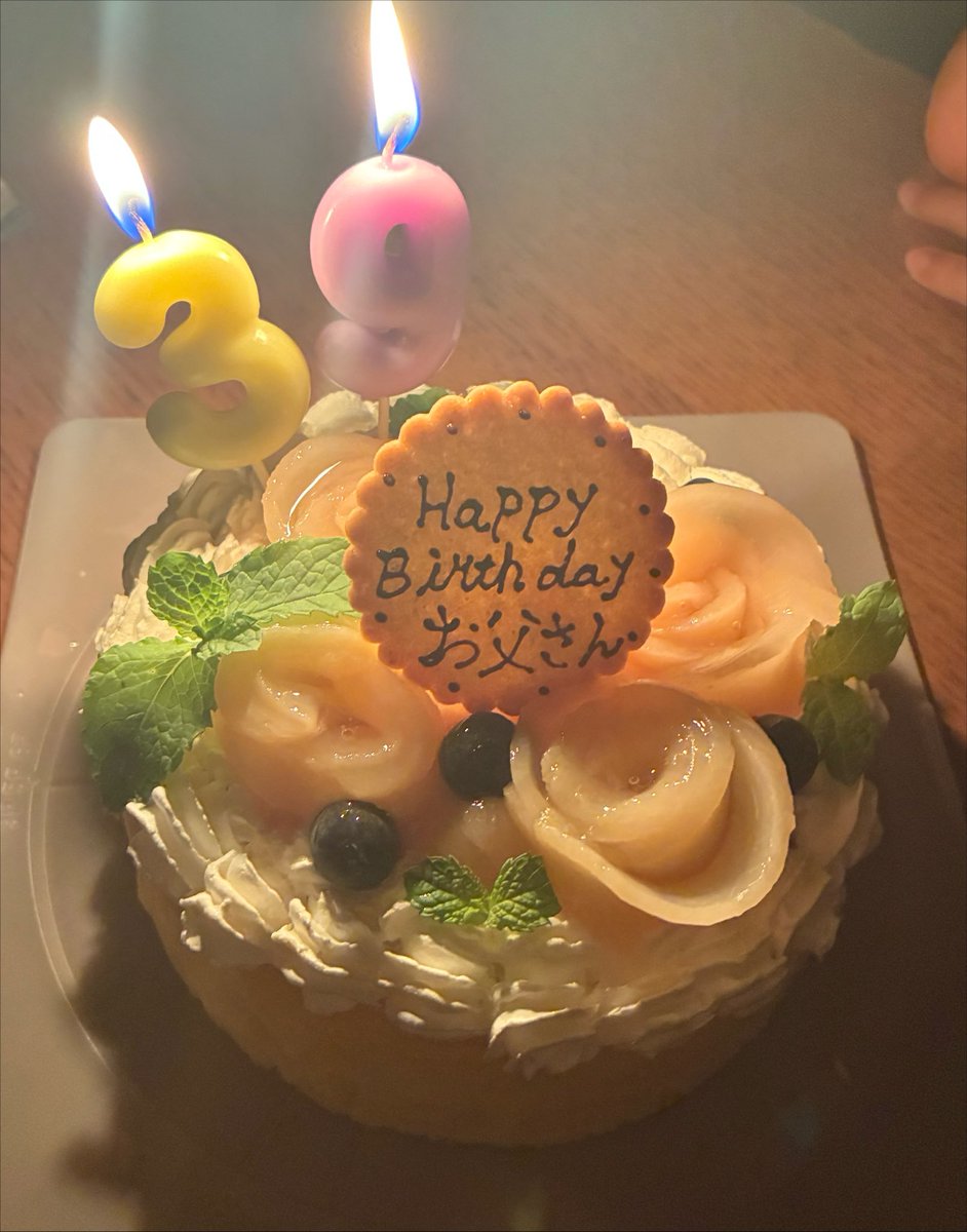 ikokze's tweet photo. 本当は昨日だけど1日遅れて旦那ちゃんの誕生祝いをしました🎂

今年は旦那のリクエストでスフレチーズケーキ作って桃のコンポートも作って乗せてみました🍑
…39か…...(　= =) https://t.co/H81jWxB6zi