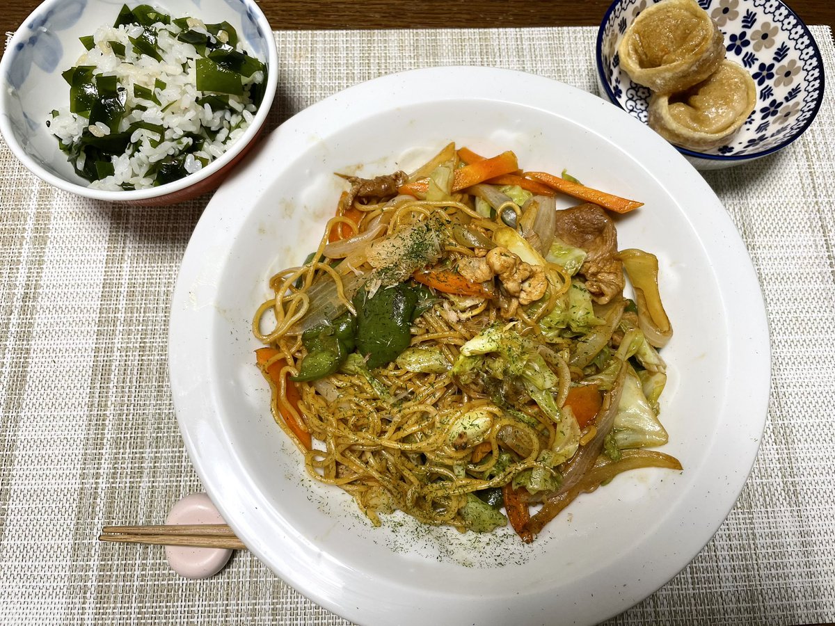 YuKi06594554's tweet photo. 晩ご飯にソース焼きそばを作った🌿ワカメごはん
#おうちごはん
#料理好きな人と繋がりたい 
#料理記録  🍳🥣🥕🫑 https://t.co/Cbuic22hcR
