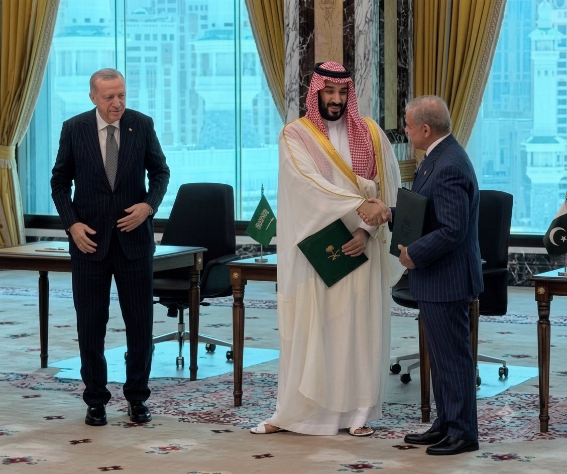 baderalsmari's tweet photo. سيدي #ولي_العهد‌ الأمير #محمد_بن_سلمان‌ يستقبل رئيس جمهورية تركيا ورئيس مجلس الوزراء جمهورية باكستان 
استعرضت #قمة_مكة_المكرمة للدفاع المشترك، العلاقات المتميزة بين كل من المملكة العربية السعودية وجمهورية باكستان الإسلامية والجمهورية التركية،
#اتفاقيه_مكة_للدفاع_المشترك https://t.co/PjM6iqTrps