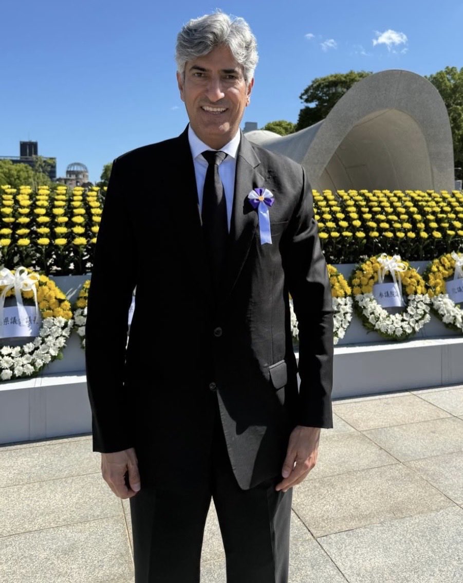 Kemal_Bourguiba's tweet photo. 【2026年•広島原爆記念式典】に世界各国の大使が出席。左が神妙な面持ちの🇰🇿カザフ大使。右が笑顔の🇰🇼クウェート大使。両国共にイスラム教徒が大多数を占める国。因みにクウェート大使は大塚モスク関係者達と度々会い,🇯🇵日本での「イスラミック•センタージャパン拡張計画」について話し合っている↓ https://t.co/LIdmKDJkq8