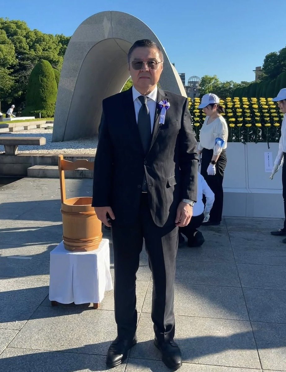 Kemal_Bourguiba's tweet photo. 【2026年•広島原爆記念式典】に世界各国の大使が出席。左が神妙な面持ちの🇰🇿カザフ大使。右が笑顔の🇰🇼クウェート大使。両国共にイスラム教徒が大多数を占める国。因みにクウェート大使は大塚モスク関係者達と度々会い,🇯🇵日本での「イスラミック•センタージャパン拡張計画」について話し合っている↓ https://t.co/LIdmKDJkq8