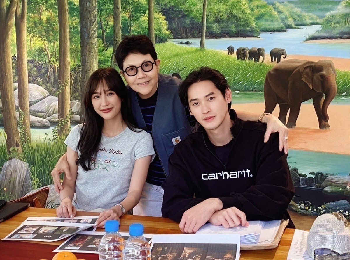 GracezeeCafe's tweet photo. คนที่มีความสุขที่สุดอยู่ตรงนี้แล้วค่าาาาาา เซอไพร์ส พี่เกรทได้กลับมาร่วมงานกับอาปิ่นอีกครั้ง แต่คราวนี้ลงฉายทางช่องทรูฯ เริ่ดๆเลย เมนทั้ง2คนได้ร่วมงานกับอาปิ่น บุคคลที่มีคุณภาพในการสร้างผลงานอ่ะ ชั้นมีน้ำตา แฮปปี้ๆๆๆ รอติดตามทั้ง #รสกาล และ #อยู่กับมาร เลยค้าบ🙏🏻🫶🏻🎬💖 https://t.co/dvV8W1tiEZ