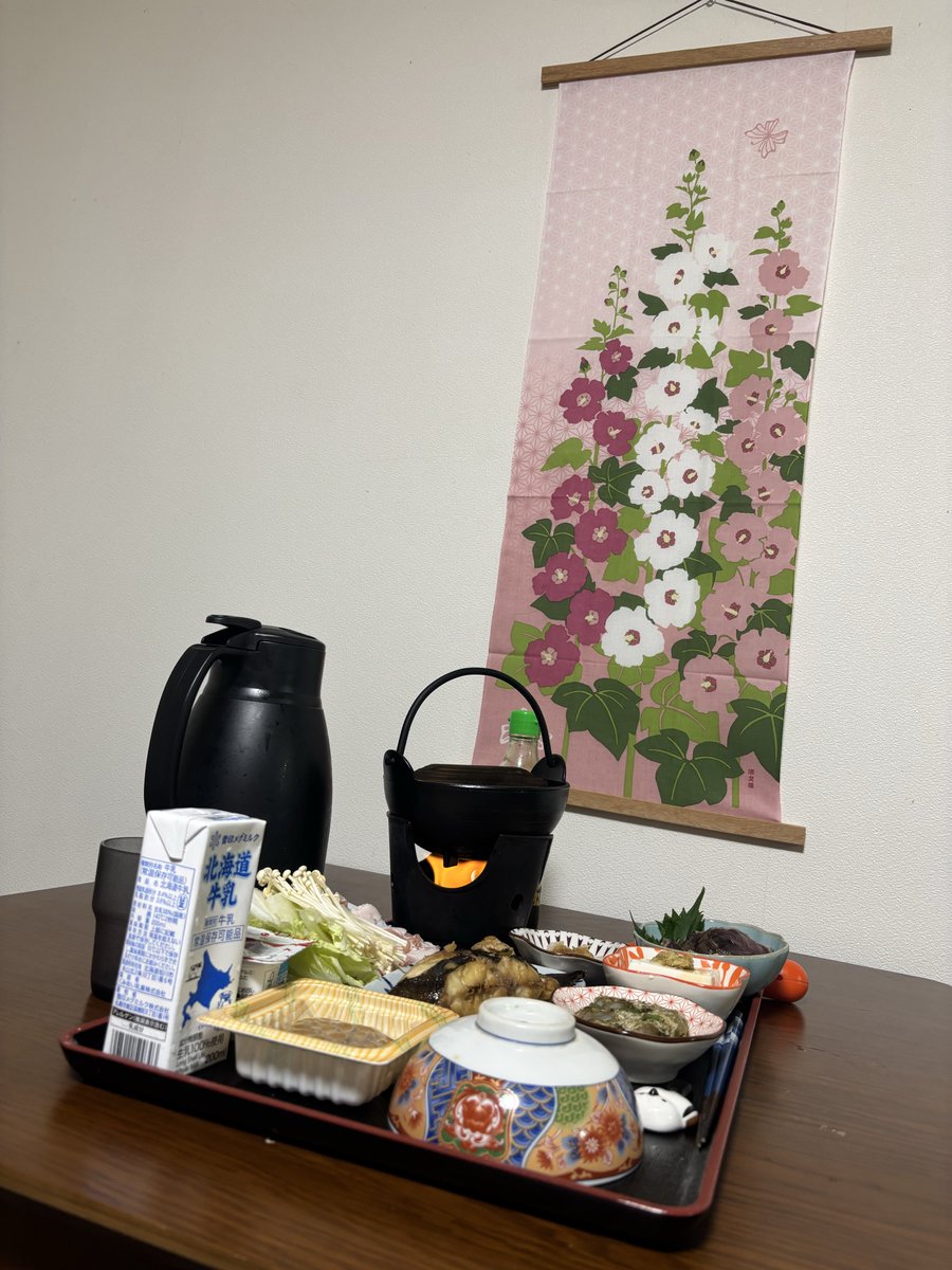 hiroju5555's tweet photo. ※旅館とかではなく、お盆も休めなさそうで気が狂いそうになり「俺が旅館になる」と言い始めた三十路独身男性の夕食風景です笑 https://t.co/3c6O3E90zV
