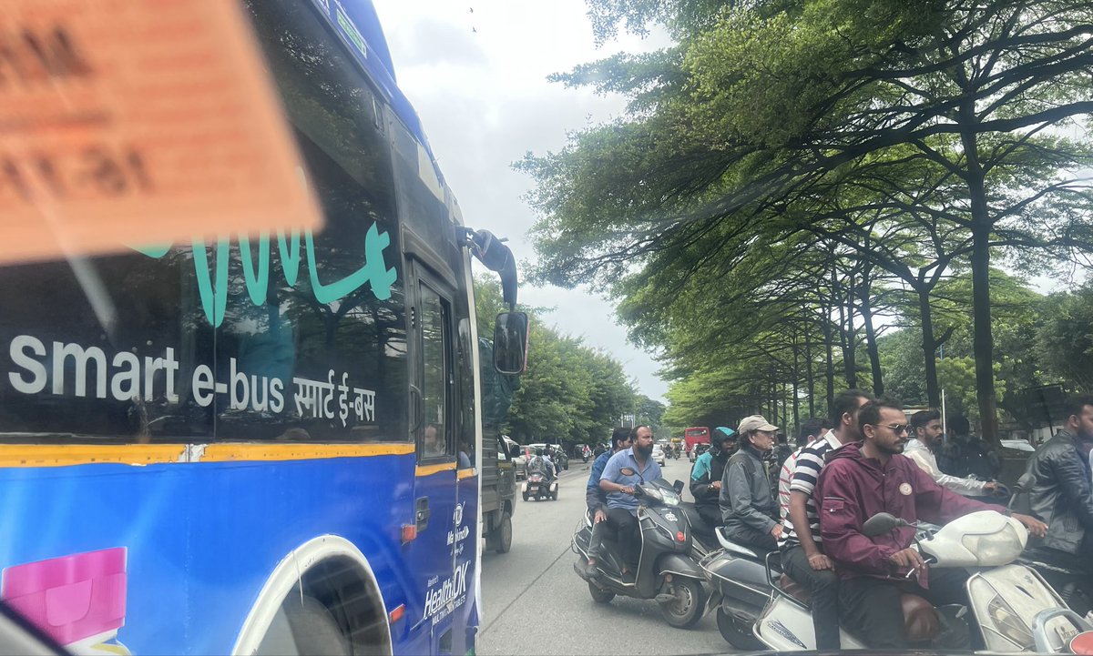 NewPuneIndia's tweet photo. Every where wrong side driving 
Pune Solapur road near 93 avenue mall 
@PuneCityTraffic https://t.co/bfmowJvHO0
