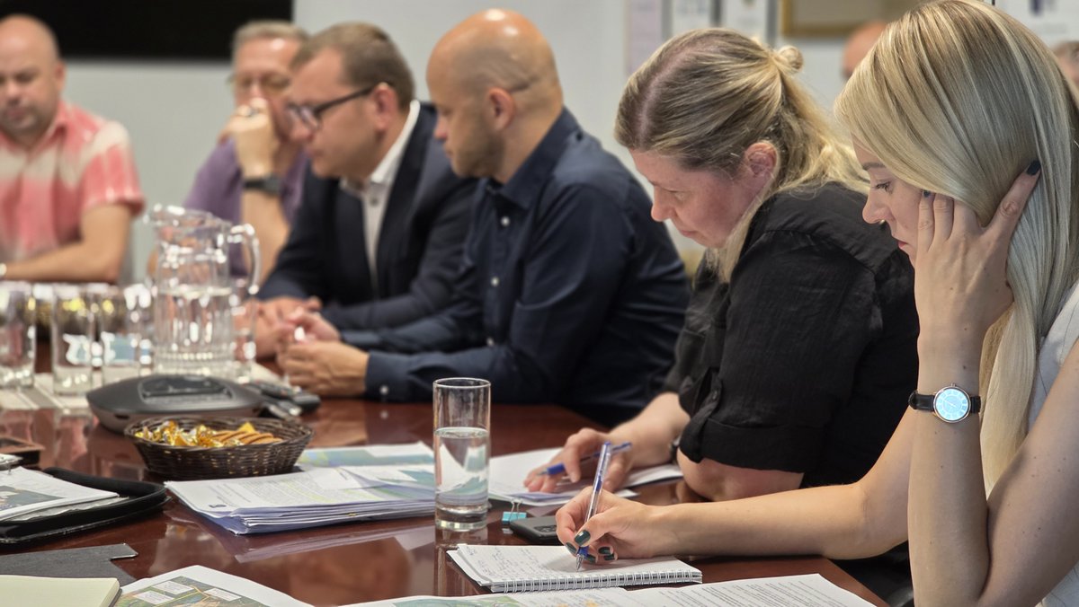 AizsardzibasMin's tweet photo. Aizsardzības ministrijas valsts sekretārs Airis Rikveilis kopā ar kolēģiem no @Latvijas_armija un Valsts aizsardzības militāro objektu un iepirkumu centra šodien tikās ar @Adazu_novads domes vadību, lai pārrunātu ar infrastruktūras jautājumiem saistītās aktualitātes un izaicinājumus.

📷Ādažu novads