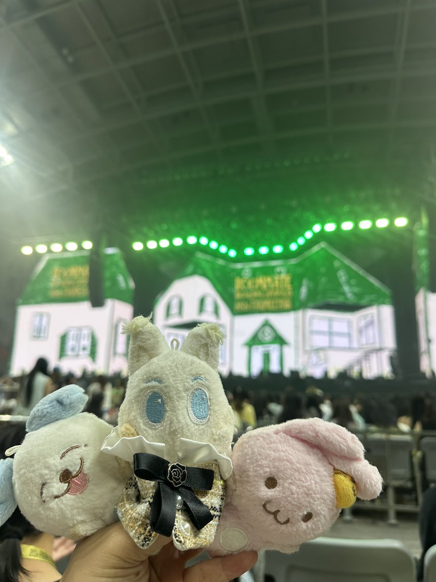 nadui1129's tweet photo. คุณไปที่ไหนมาเหรอถึงได้ไม่เห็นแฟนคลับที่นำตุ๊กตา แบนเนอร์ สโลแกนของเมมเบอร์อื่นไป ฉันไปที่กวางโจว ที่นั่นพกตุ๊กตา สโลแกน ของเมมเบอร์ดรีมไปปกติ ฉันมองว่าการนำสิ่งของเหล่านั้นไปไม่ได้ลดทอนคุณค่าในตัวงานใดๆ เพราะเป็นแค่พร็อพประกอบที่ใครจะพกไปก็ได้ตราบใดที่ไม่นำไปใช้ในทางที่ไม่ดี https://t.co/dNLE9dMwYZ