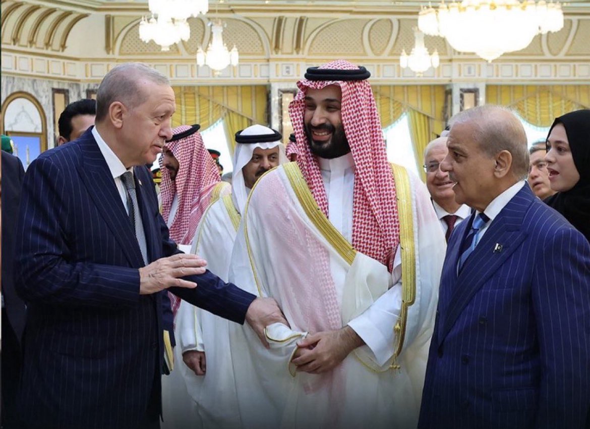tmrrah9's tweet photo. قبل قليل:

حديث أخوي بين القادة الثلاث:

-سمو ولي العهد السعودي الأمير محمد بن سلمان 

-فخامة رئيس وزراء باكستان السيد شهباز شريف
 
-فخامة رئيس جمهورية تركيا السيد رجب طيب اردوغان https://t.co/ttHpVAPYrC
