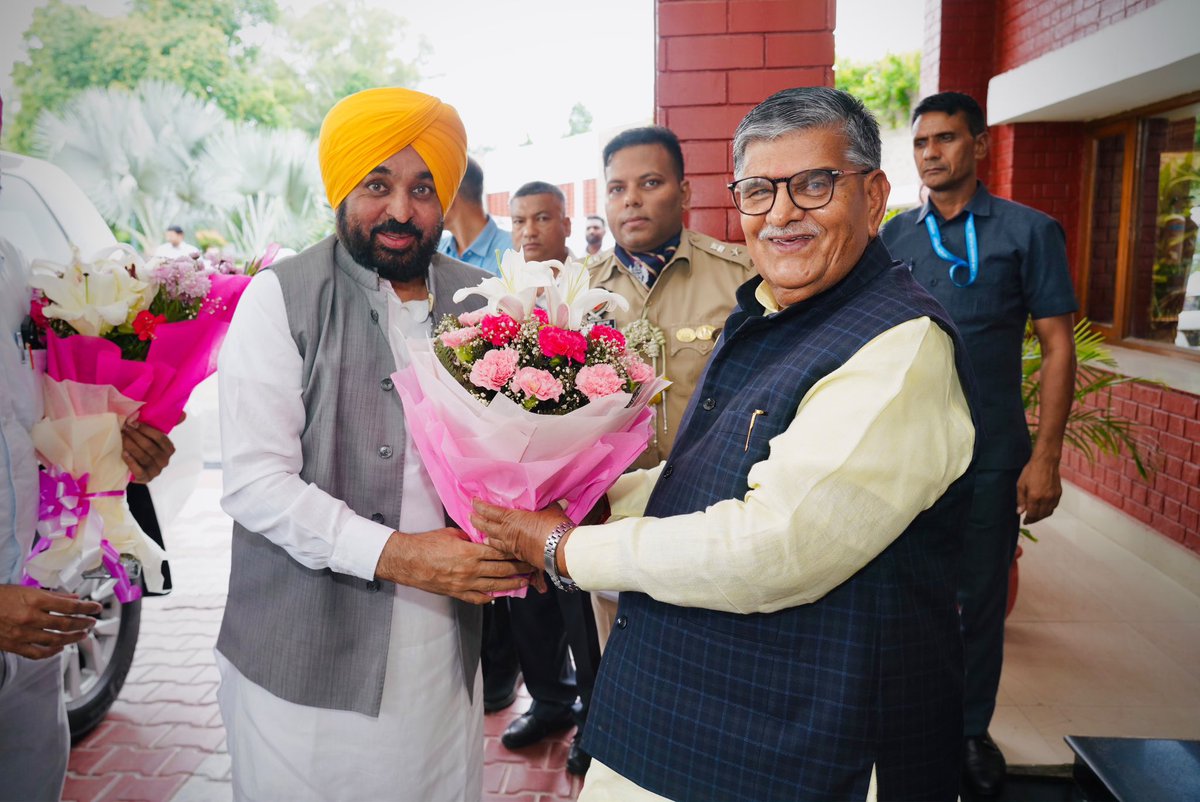 BhagwantMann's tweet photo. ਅੱਜ ਪੰਜਾਬ ਦੇ ਰਾਜਪਾਲ ਸ਼੍ਰੀ ਗੁਲਾਬ ਚੰਦ ਕਟਾਰੀਆ ਜੀ ਨਾਲ ਪੰਜਾਬ ਰਾਜ ਭਵਨ ਵਿਖੇ ਮੁਲਾਕਾਤ ਕੀਤੀ। ਇਸ ਦੌਰਾਨ ਪੰਜਾਬ ਨਾਲ ਜੁੜੇ ਵੱਖ-ਵੱਖ ਮੁੱਦਿਆਂ 'ਤੇ ਸੁਹਿਰਦਤਾ ਭਰੇ ਮਾਹੌਲ ਵਿੱਚ ਵਿਚਾਰ-ਵਟਾਂਦਰਾ ਹੋਇਆ।

ਪੰਜਾਬ ਦੀ ਤਰੱਕੀ, ਲੋਕਾਂ ਦੀ ਭਲਾਈ ਅਤੇ ਸੂਬੇ ਦੇ ਹਿੱਤਾਂ ਨਾਲ ਜੁੜੇ ਮਾਮਲਿਆਂ 'ਤੇ ਆਪਸੀ ਸਹਿਯੋਗ ਨਾਲ ਕੀਤੀ ਚਰਚਾ ਸਾਰਥਕ ਰਹੀ। https://t.co/KH5yEFTSB4