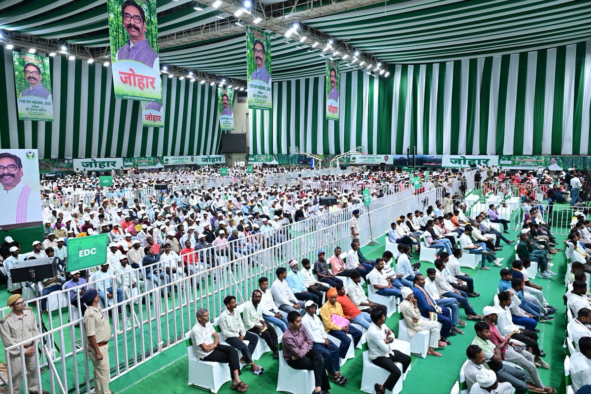 JMMKalpanaSoren's tweet photo. आज हेमन्त जी के साथ खेलगांव, रांची स्थित हरिवंश टाना भगत इंडोर स्टेडियम में आयोजित 77वें राज्यव्यापी वन महोत्सव-2026 में शामिल हुई।

प्रकृति और पर्यावरण का संरक्षण हमारी आने वाली पीढ़ियों के सुरक्षित भविष्य का संकल्प है। हम सभी मिलकर अधिक से अधिक पेड़ लगाएं और हरियाली से समृद्ध झारखण्ड के निर्माण में अपनी भागीदारी निभाएं।