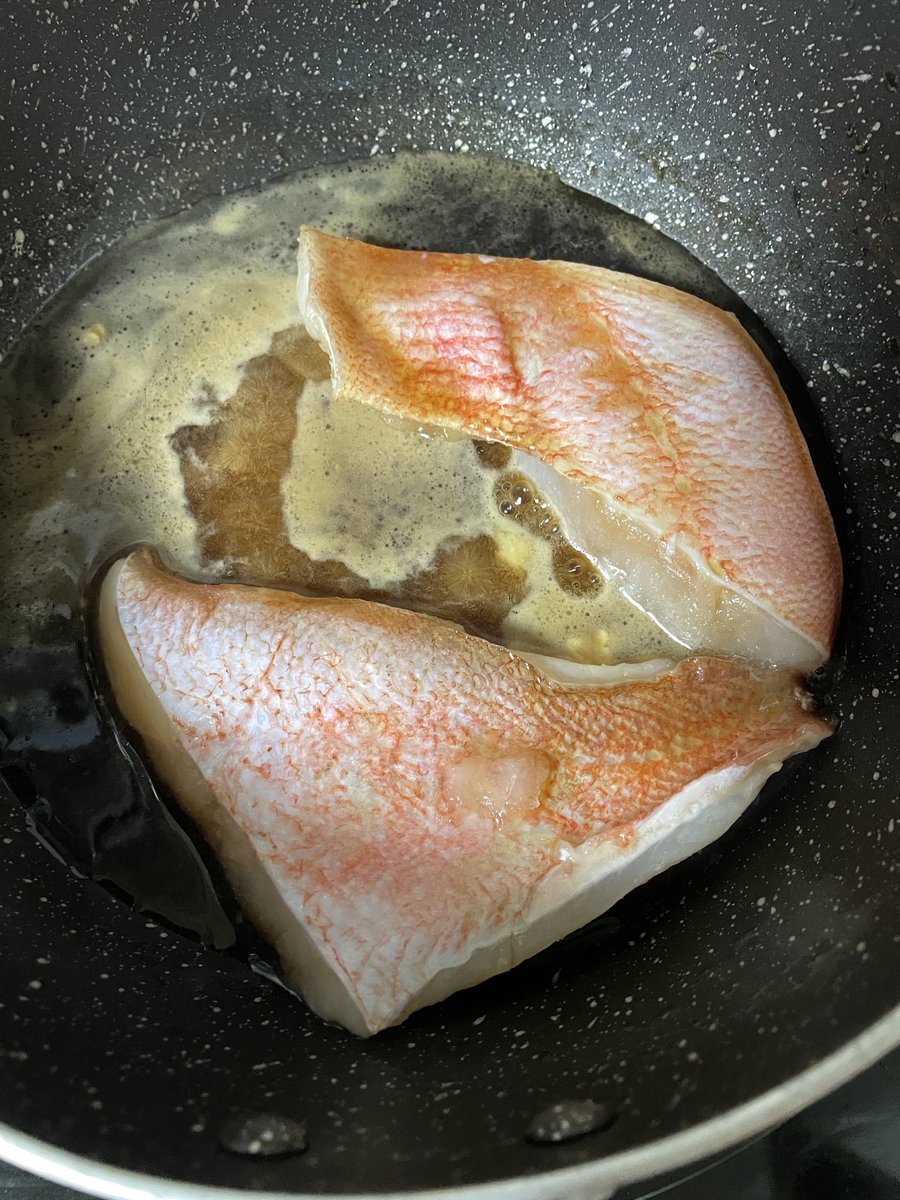 GalleryArtsoup's tweet photo. 今夜の晩ごはんはたこ焼きと、赤魚の煮付けと、てりてりソースの焼きそば、赤い果物（プラム）

魚の煮付け普段作らないので練習です。てりてりソース感は粉ソースで麺をしっかり炒めて麺のコシを出してから仕上げにとろとろ系の液ソースをかけて和えるとてりっとする気がします。 https://t.co/yW1zDHIZ5N