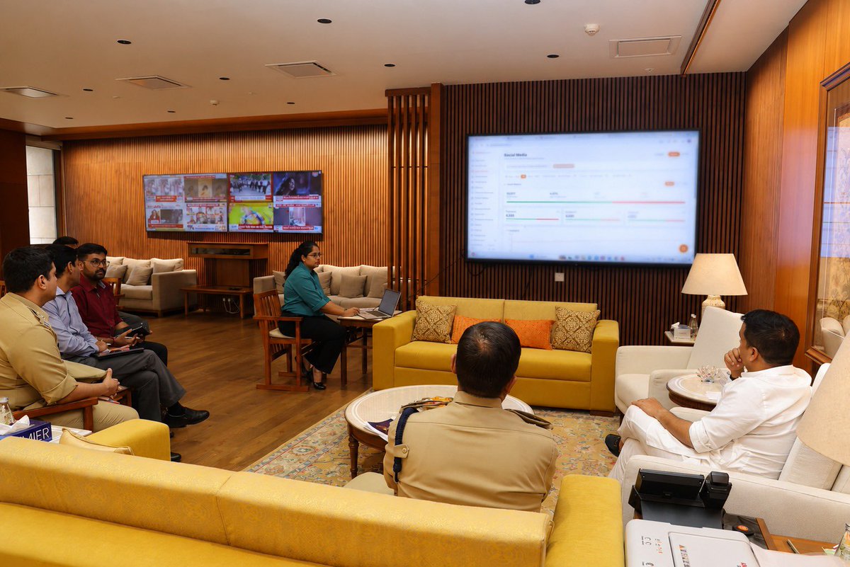 sanghaviharsh's tweet photo. Held a meeting with officials of the Crime Branch to review key matters related to law and order, ongoing investigations, and measures to further strengthen public safety and effective policing. https://t.co/mbDvdb6XbL