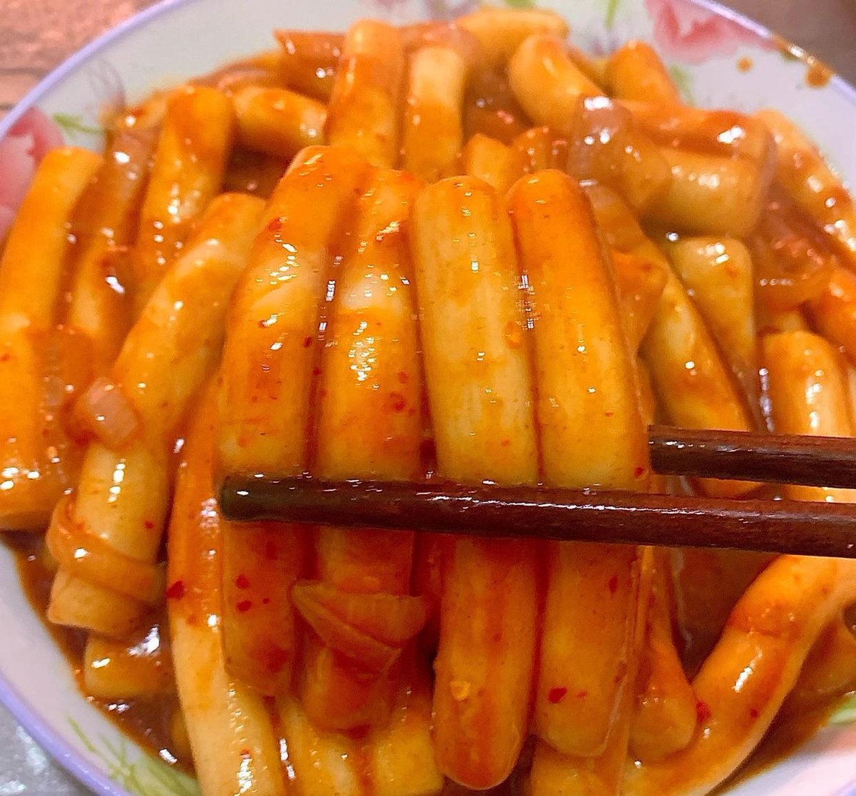 stopdropitlow's tweet photo. Craving bold flavors Try Korean-style spicy tteokbokki—chewy rice cakes smothered in gochujang, topped with soft-boiled egg and fish cakes. Pure umami kick, perfect for cozy nights! https://t.co/npsmgjVYWb