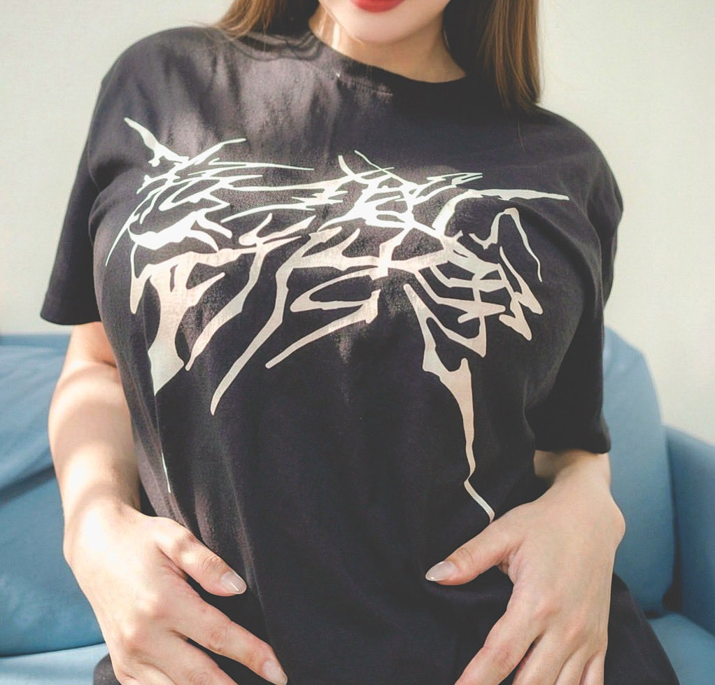 pinkie_junkie2's tweet photo. 【おっぱいデカすぎTシャツ】XL

おっぱいのデカさを可読性を落とした胸元の『おっぱいデカすぎ』ロゴでさりげなく、そしてすさまじくアピール！！

蓄光で暗いとこで光るからベッドルームでも安心！！

爆乳勢に好評発売中！！

ー着用者　Mカップー https://t.co/Vh4QXpov2n